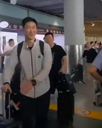 华体会体育登录入口-国乒落地北京全队洋溢笑容！梁靖崑两儿子接机 王楚钦仍一脸疲惫|梁靖昆|王励勤|男团|决赛|女团_新浪体育_新浪新闻