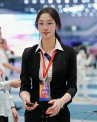 华体会体育官方网站-网红击剑运动员秦雪执裁青少年比赛，职业装亮相长腿吸睛